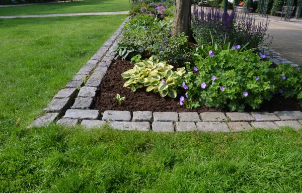 Flower Bed Mulching in Ventura